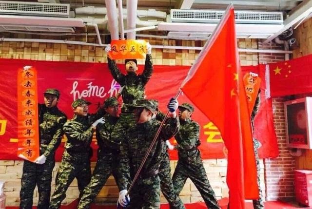 女生如何穿搭白衬衫才时尚游戏画面